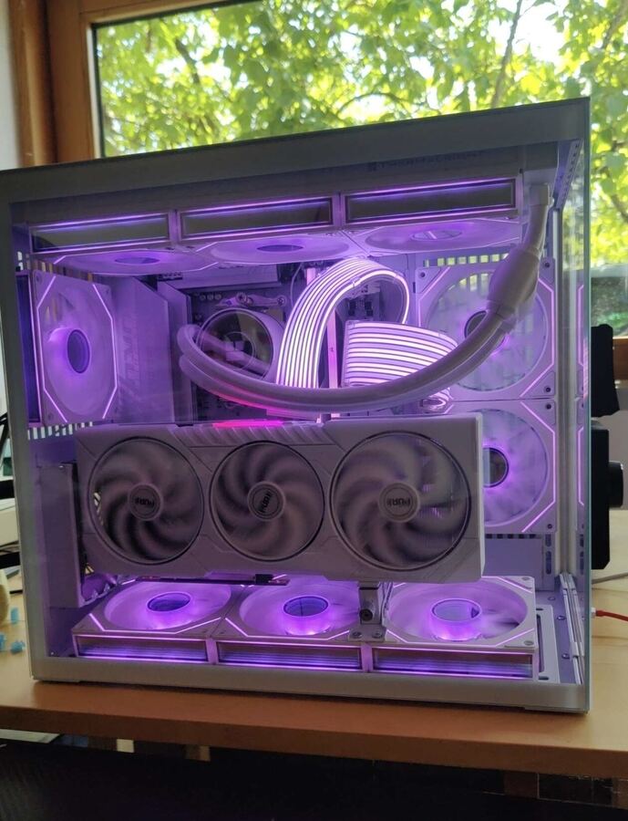 PC RX 9070 XT Sapphire Pulse · AMD Ryzen 7 9800X3D monté par OBuilds